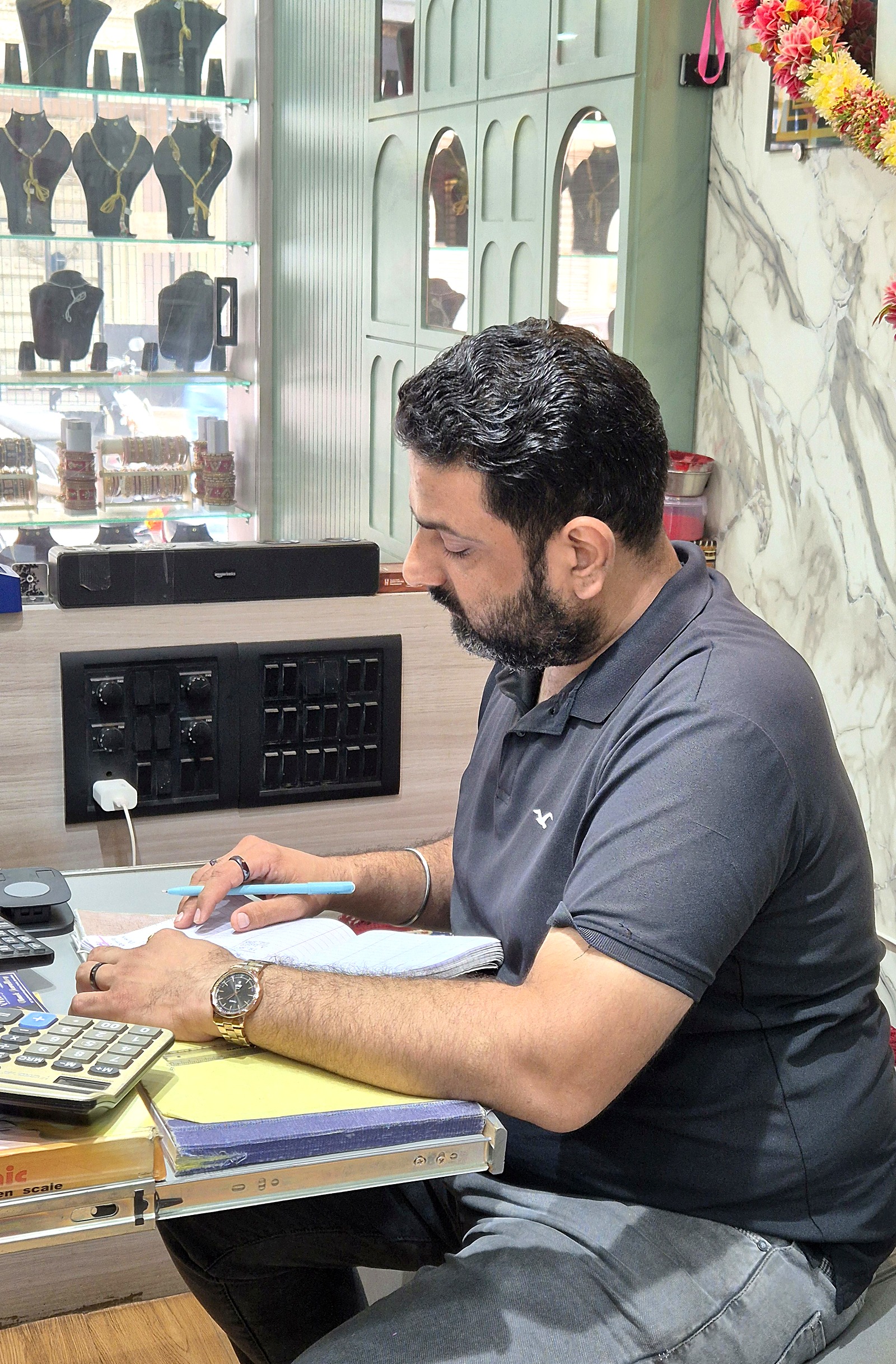 Vimek's owner preparing an order